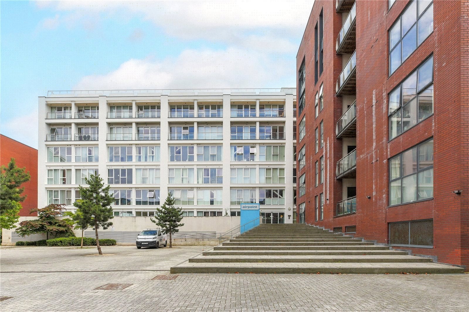 Flat Skypark Road in Bristol