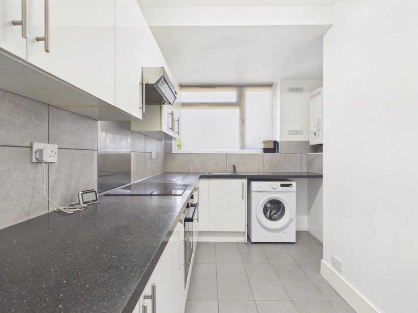 Flat Clive Court in Slough