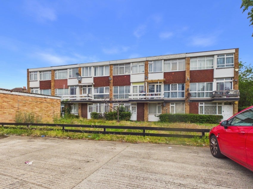 Flat Clive Court in Slough