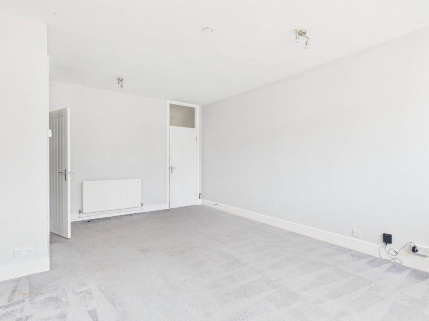 Flat Clive Court in Slough