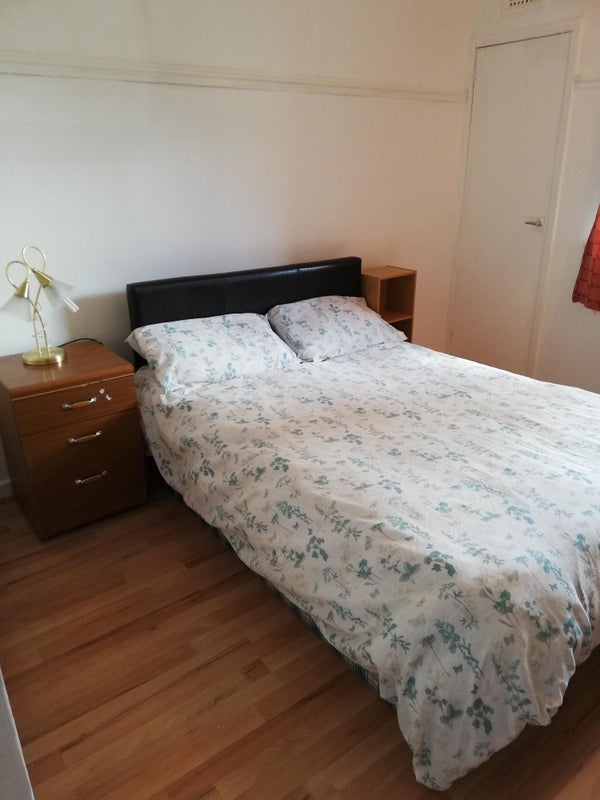 Room Kelvindale Road in Glasgow