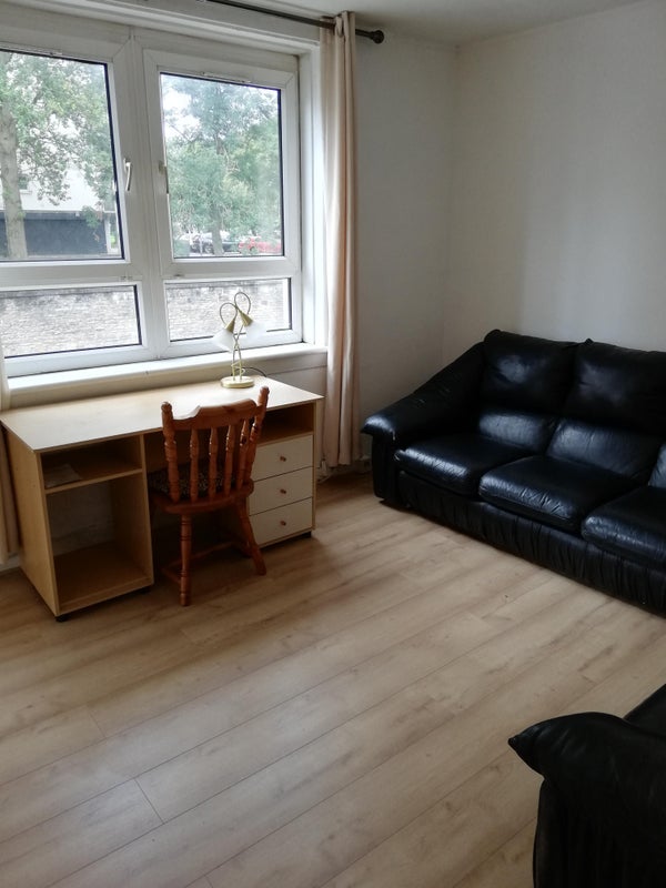 Room Kelvindale Road in Glasgow