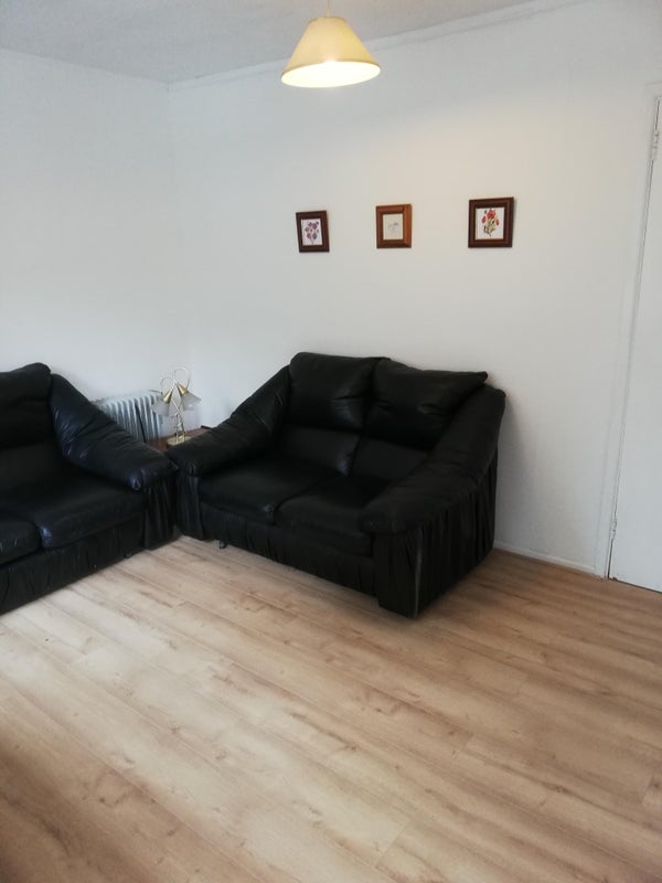 Room Kelvindale Road in Glasgow