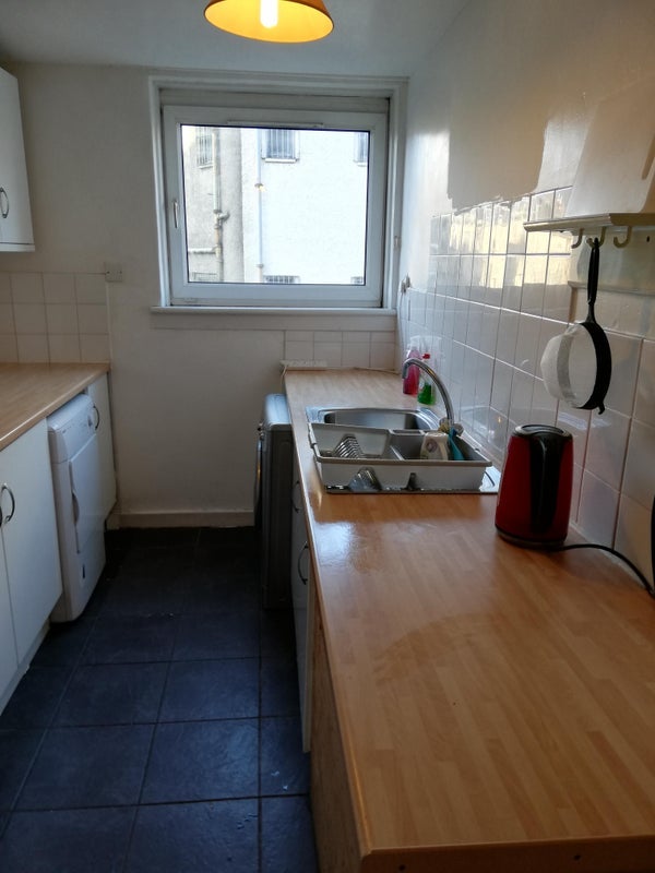 Room Kelvindale Road in Glasgow