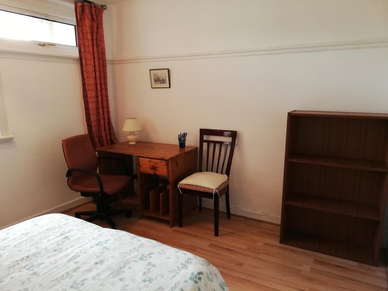 Room Kelvindale Road in Glasgow