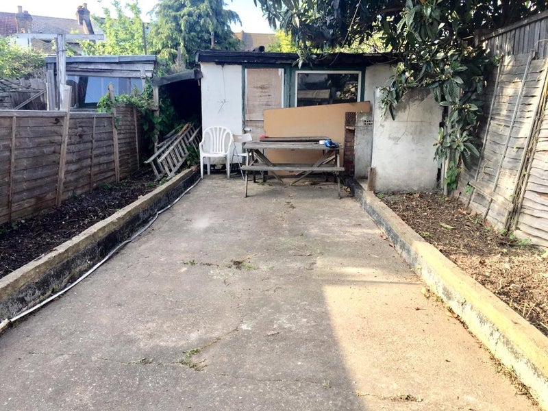 Room Nutfield Road in Greater London