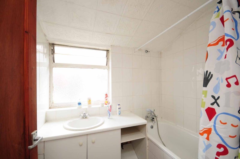 Room Nutfield Road in Greater London
