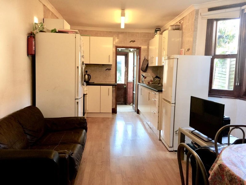 Room Nutfield Road in Greater London