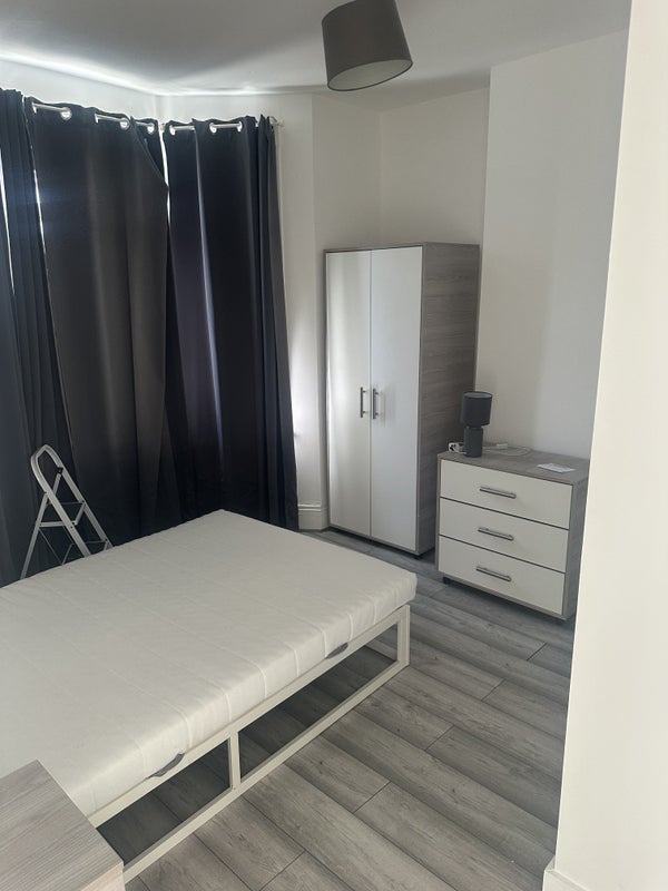 Room Peel Road in Greater London