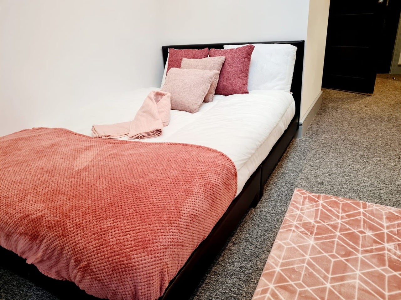 Room Wroughton Terrace in Greater London