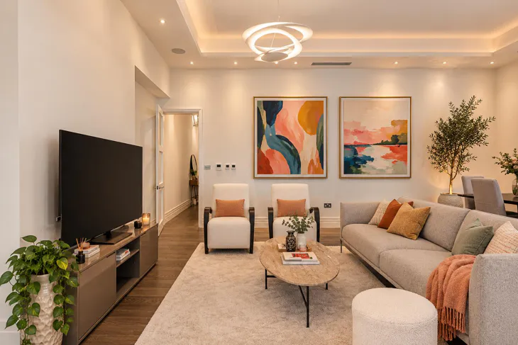 Flat Kensington Court in Greater London