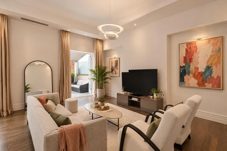 Flat Kensington Court in Greater London