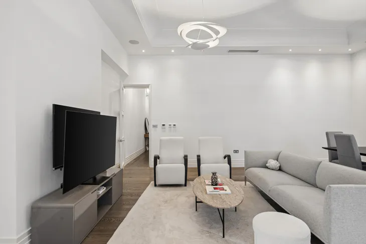 Flat Kensington Court in Greater London