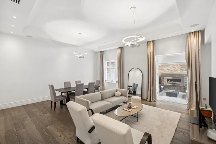 Flat Kensington Court in Greater London