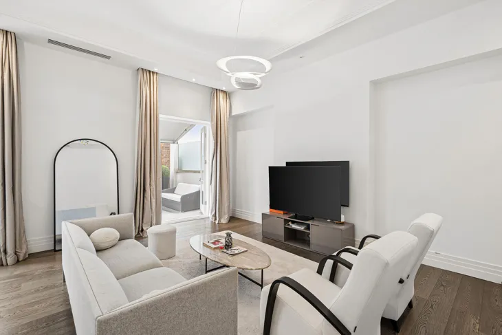 Flat Kensington Court in Greater London