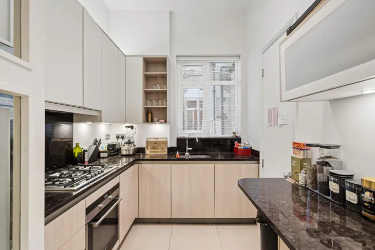 Flat Kensington Court in Greater London