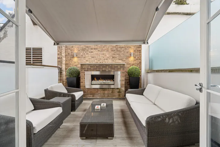 Flat Kensington Court in Greater London
