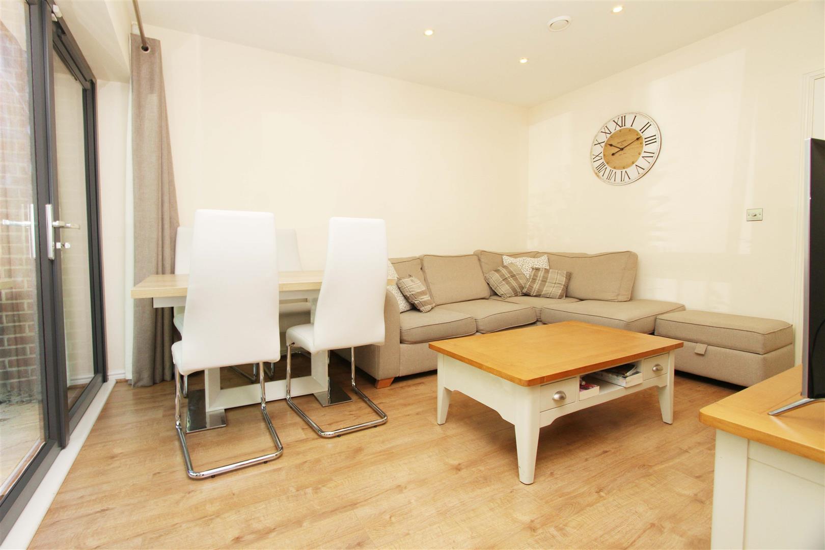 Flat Willoughby Avenue in Greater London
