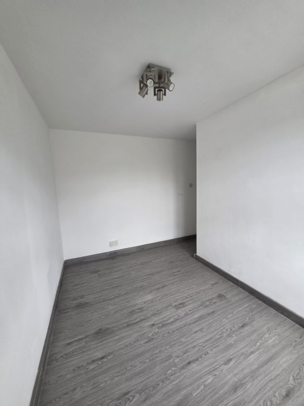 Flat Trinity Road in Greater London