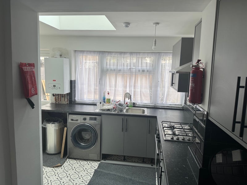 Room Shoebury Road in Greater London