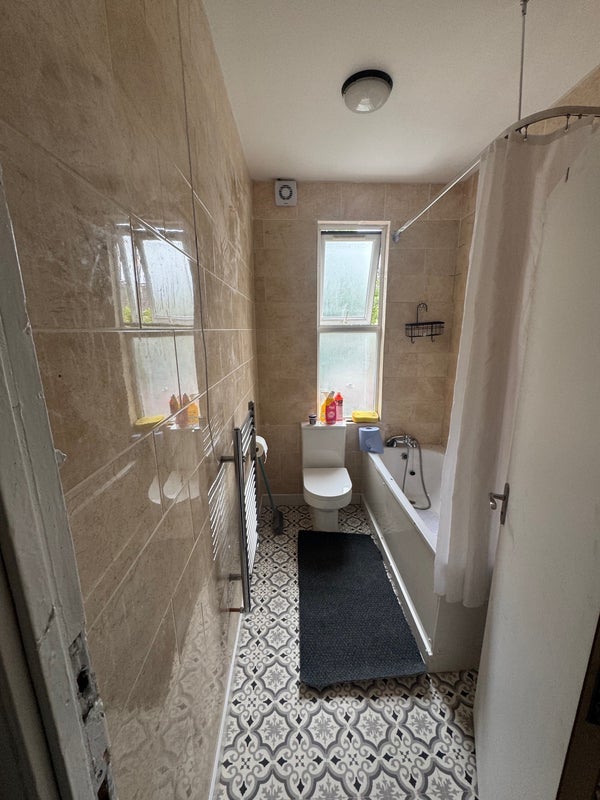 Room Shoebury Road in Greater London