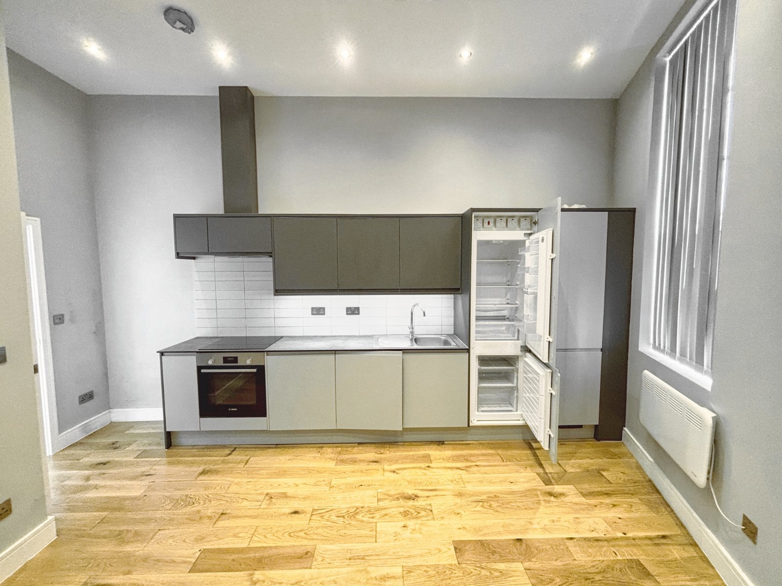 Flat Balcombe Road in Horley