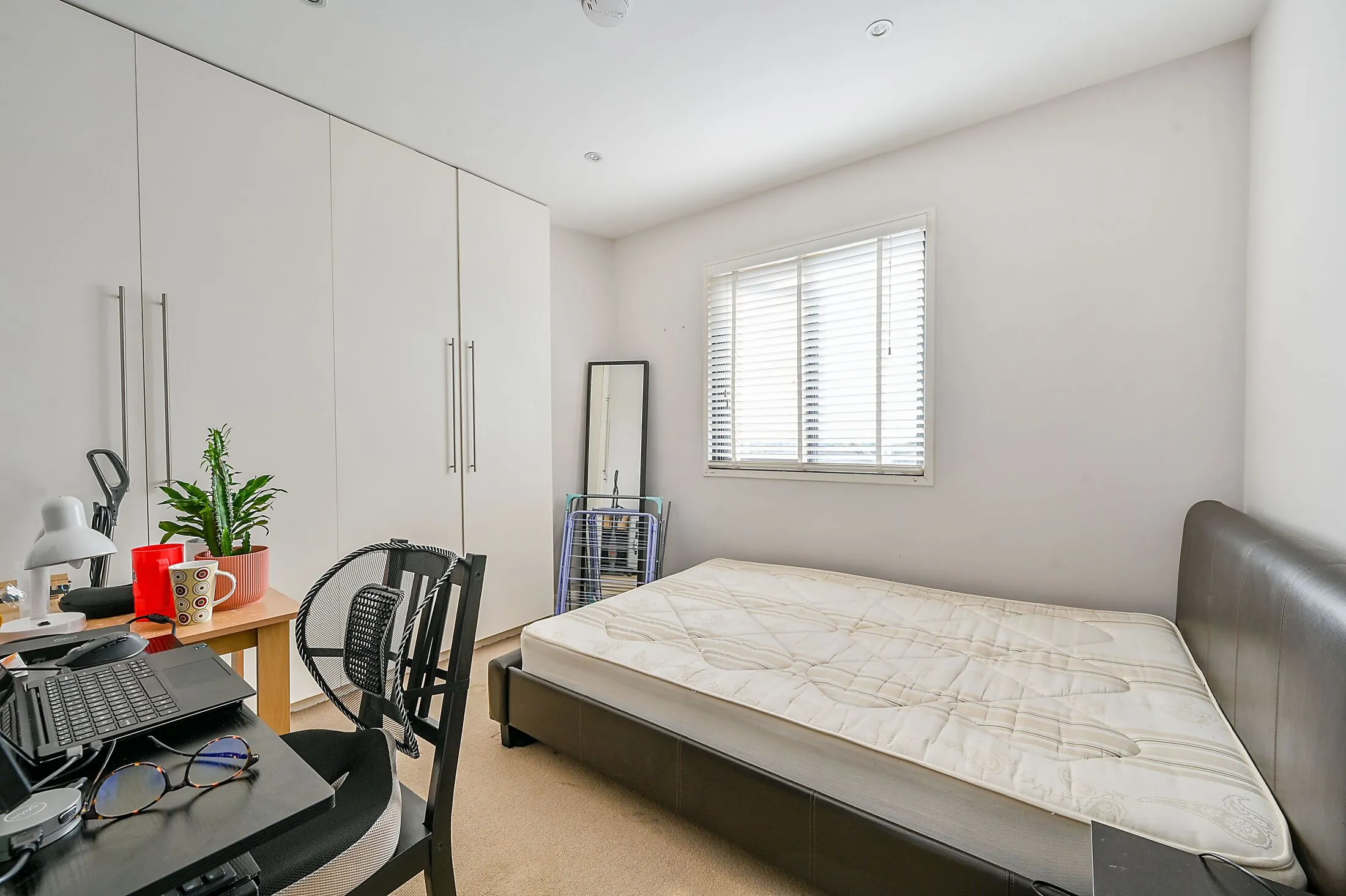 Flat Oldham Terrace in Greater London