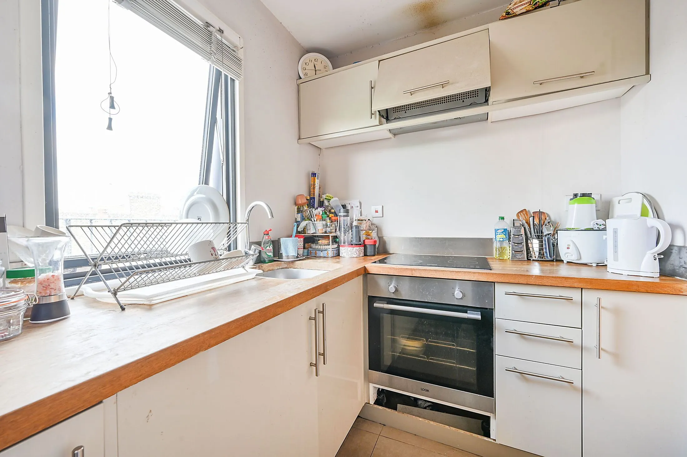 Flat Oldham Terrace in Greater London
