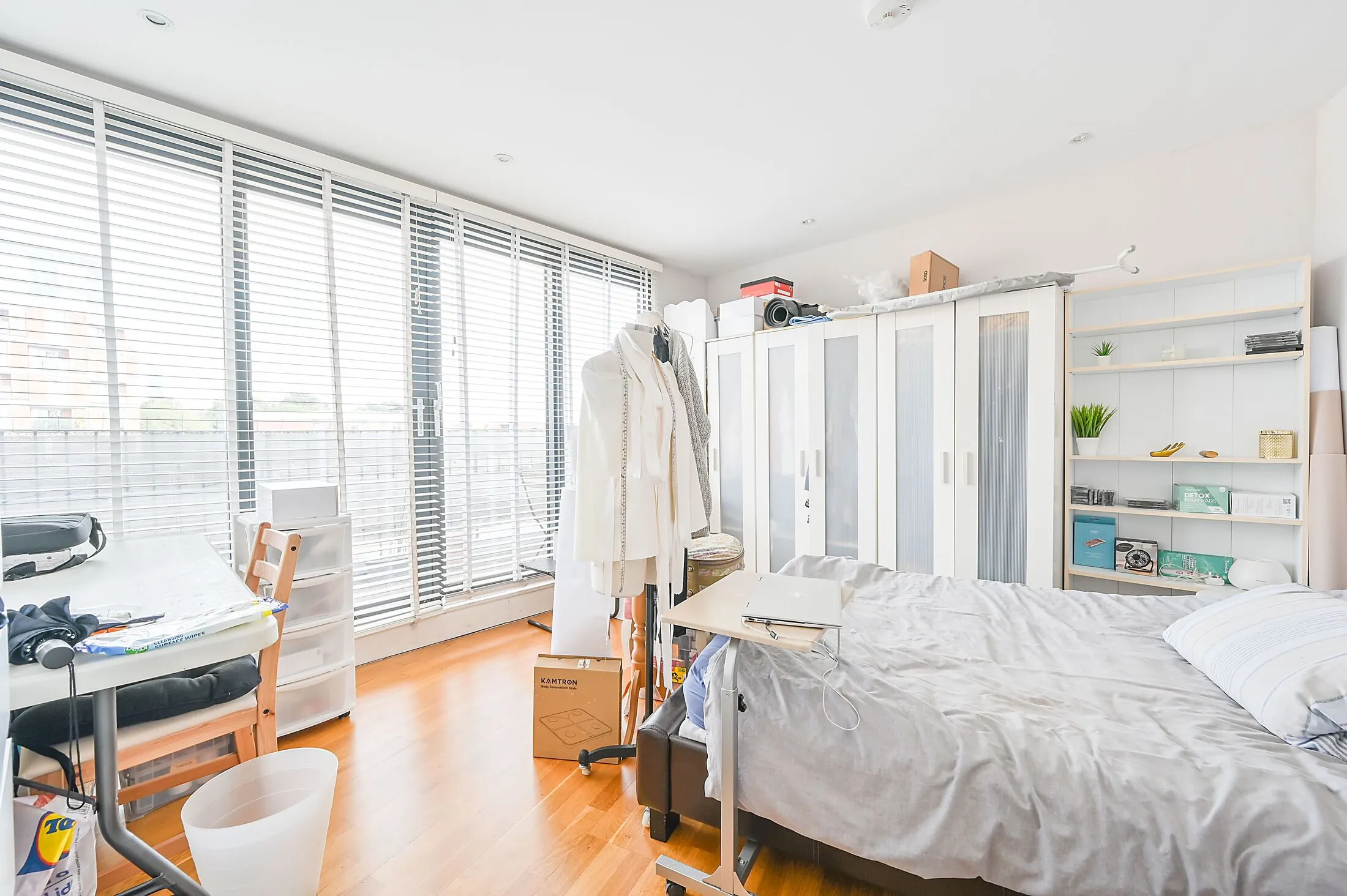 Flat Oldham Terrace in Greater London