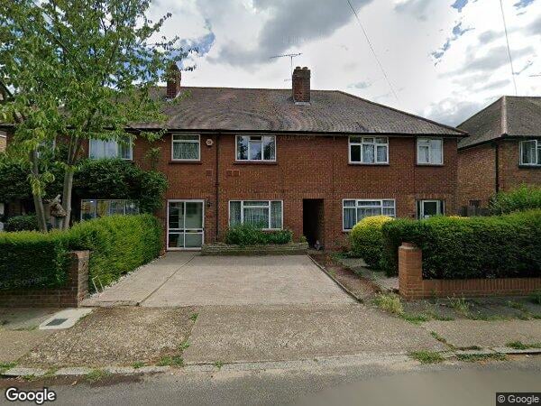 Room Highlands Close in Greater London