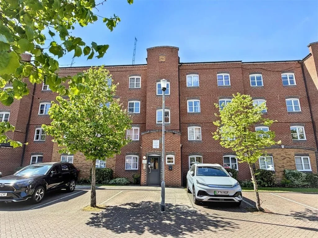 Flat Otter Close in Greater London
