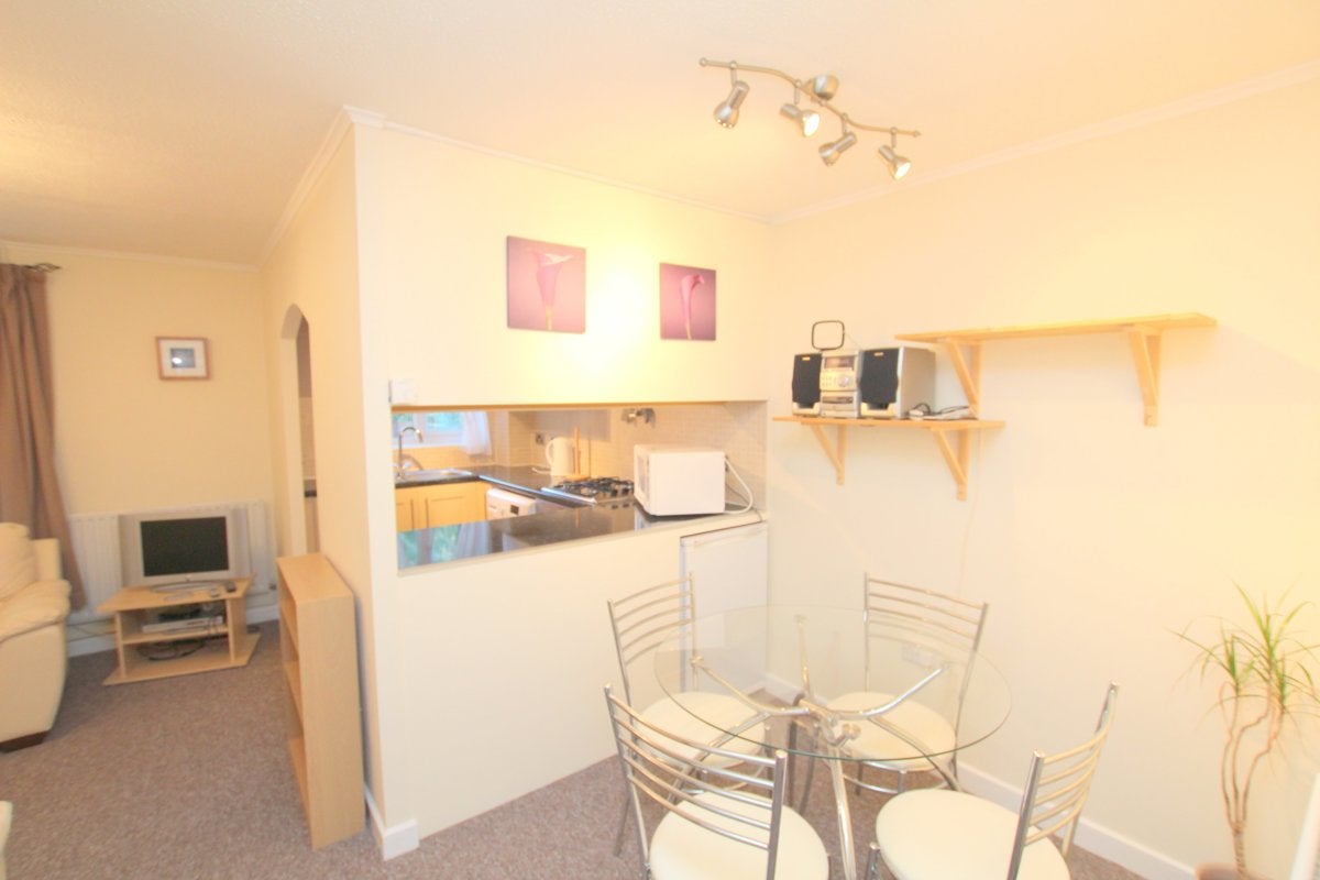 Flat Alderdown Close in Bristol