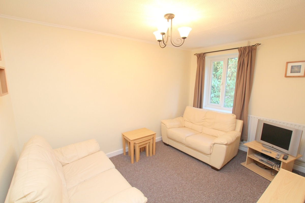 Flat Alderdown Close in Bristol