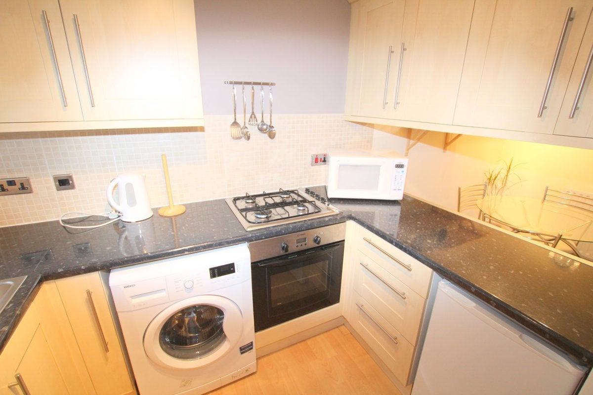 Flat Alderdown Close in Bristol