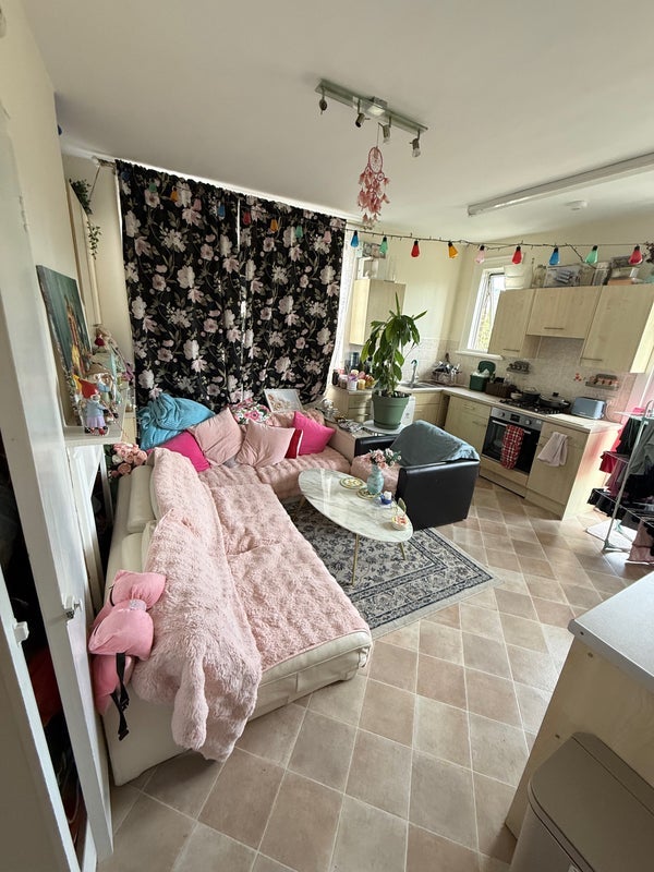 House Highlands Avenue in Greater London