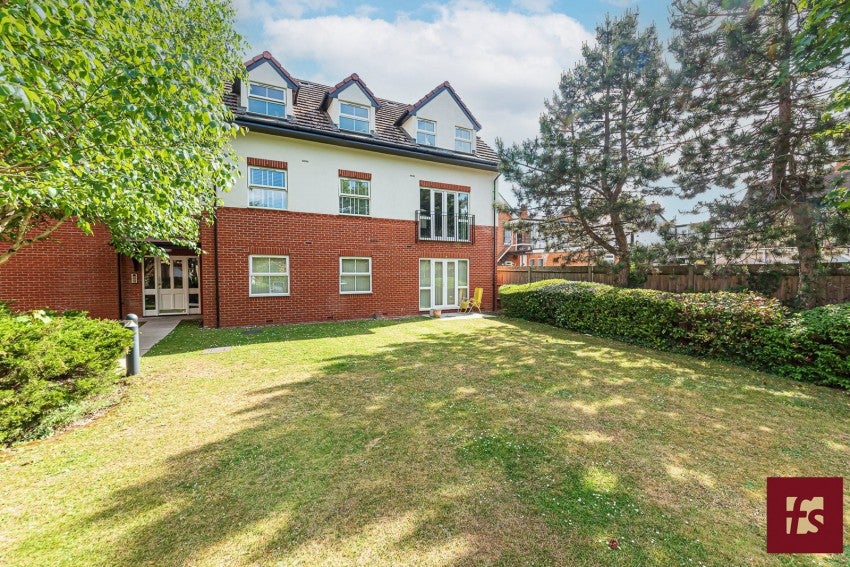 Flat Bracknell Road in Buckler's Park