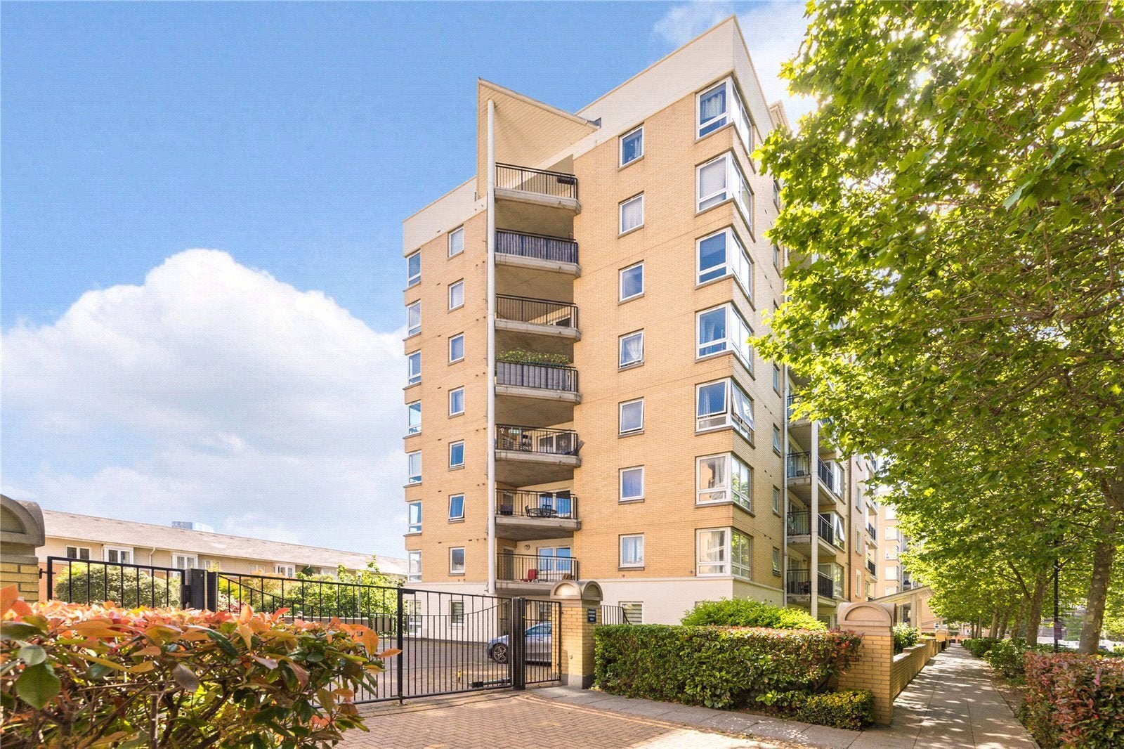 Flat Newport Avenue in Greater London