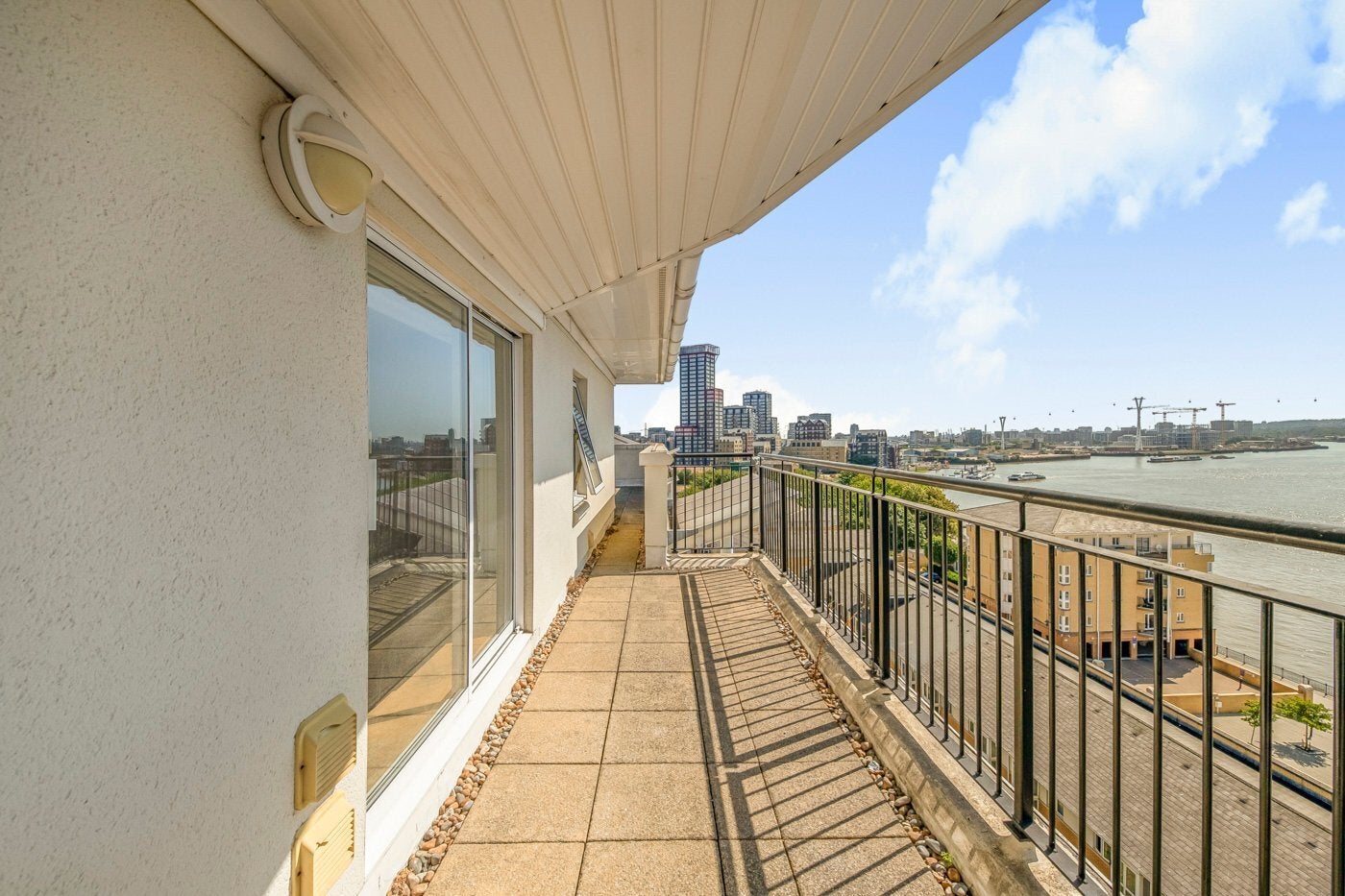 Flat Newport Avenue in Greater London