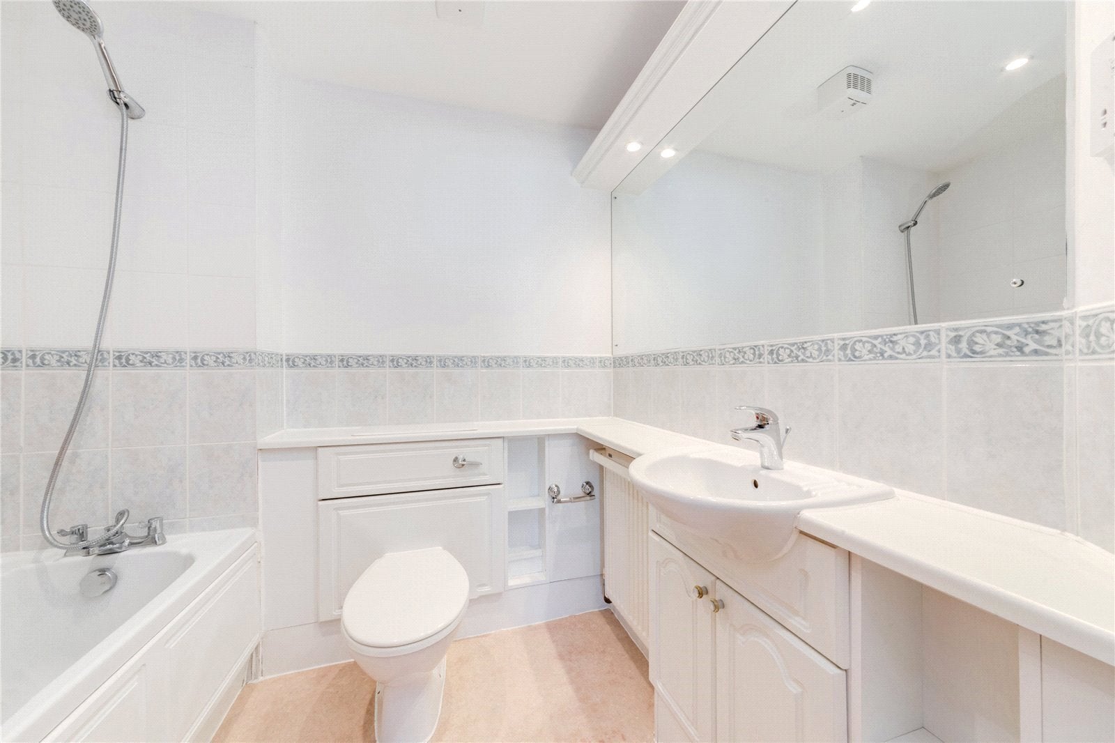 Flat Newport Avenue in Greater London
