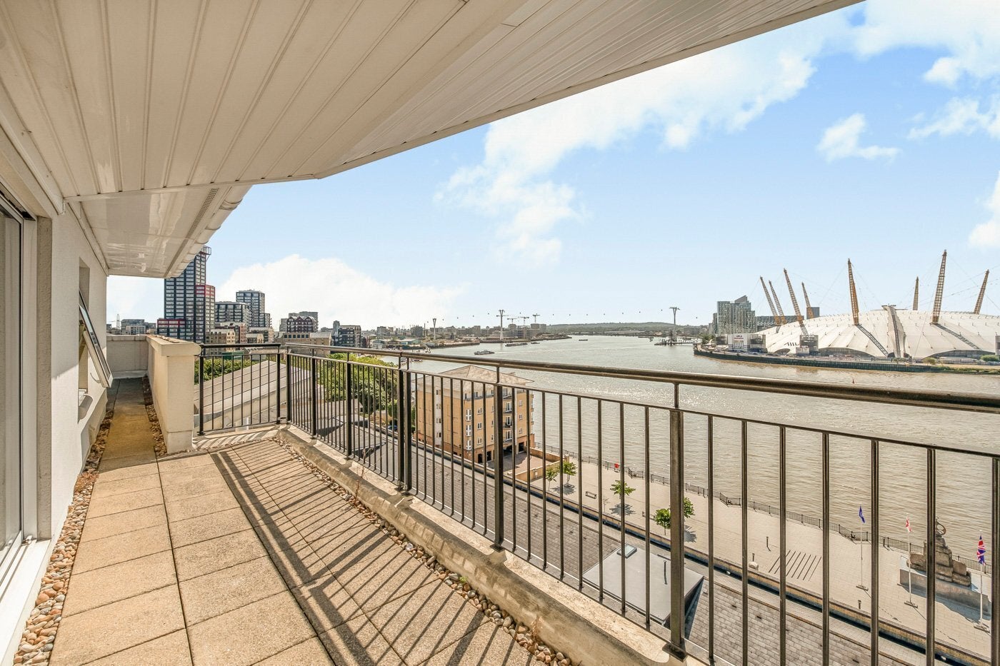 Flat Newport Avenue in Greater London