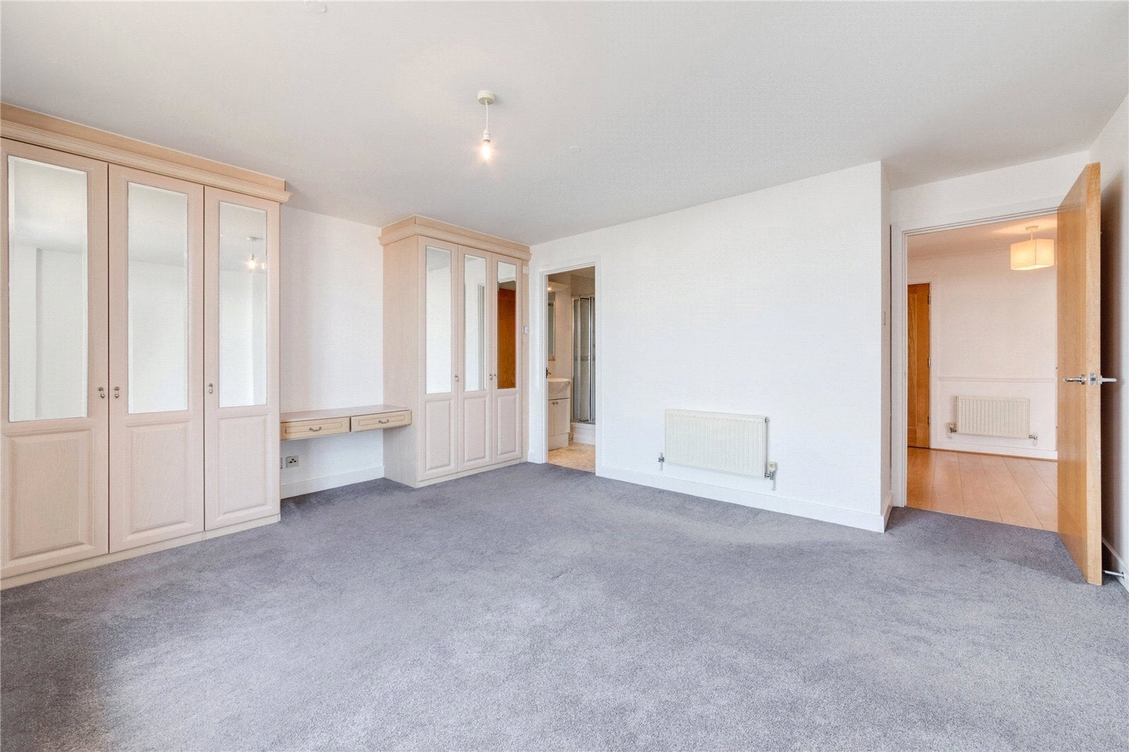 Flat Newport Avenue in Greater London