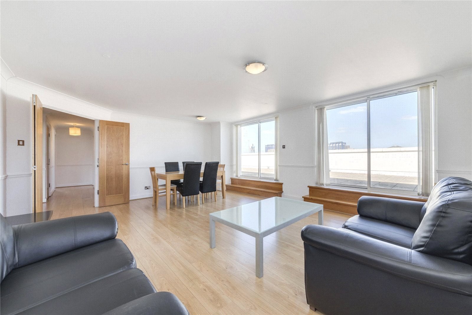 Flat Newport Avenue in Greater London