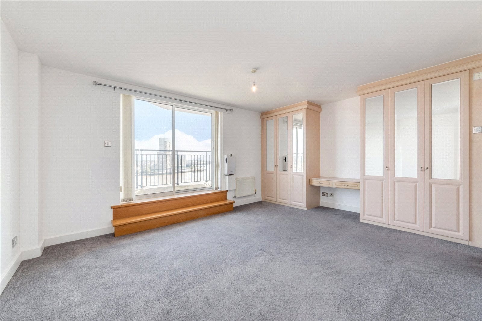 Flat Newport Avenue in Greater London