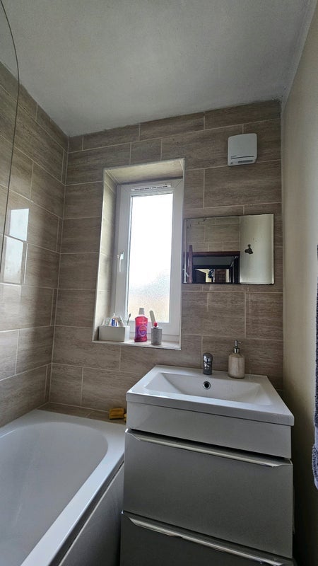 Room Leyburn Road in Manchester