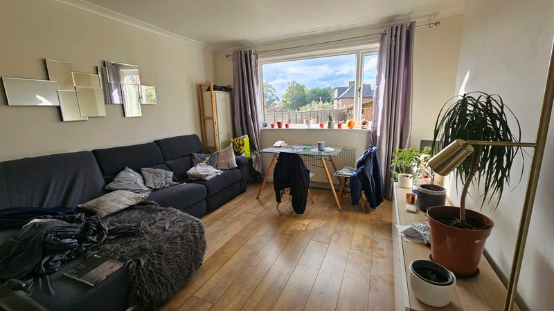 Room Leyburn Road in Manchester