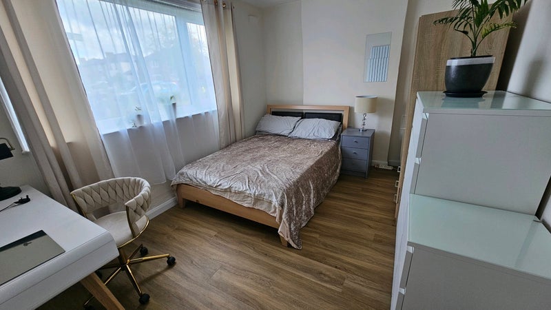 Room Leyburn Road in Manchester