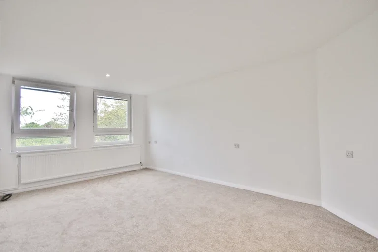 Flat Hammersmith Road in Greater London