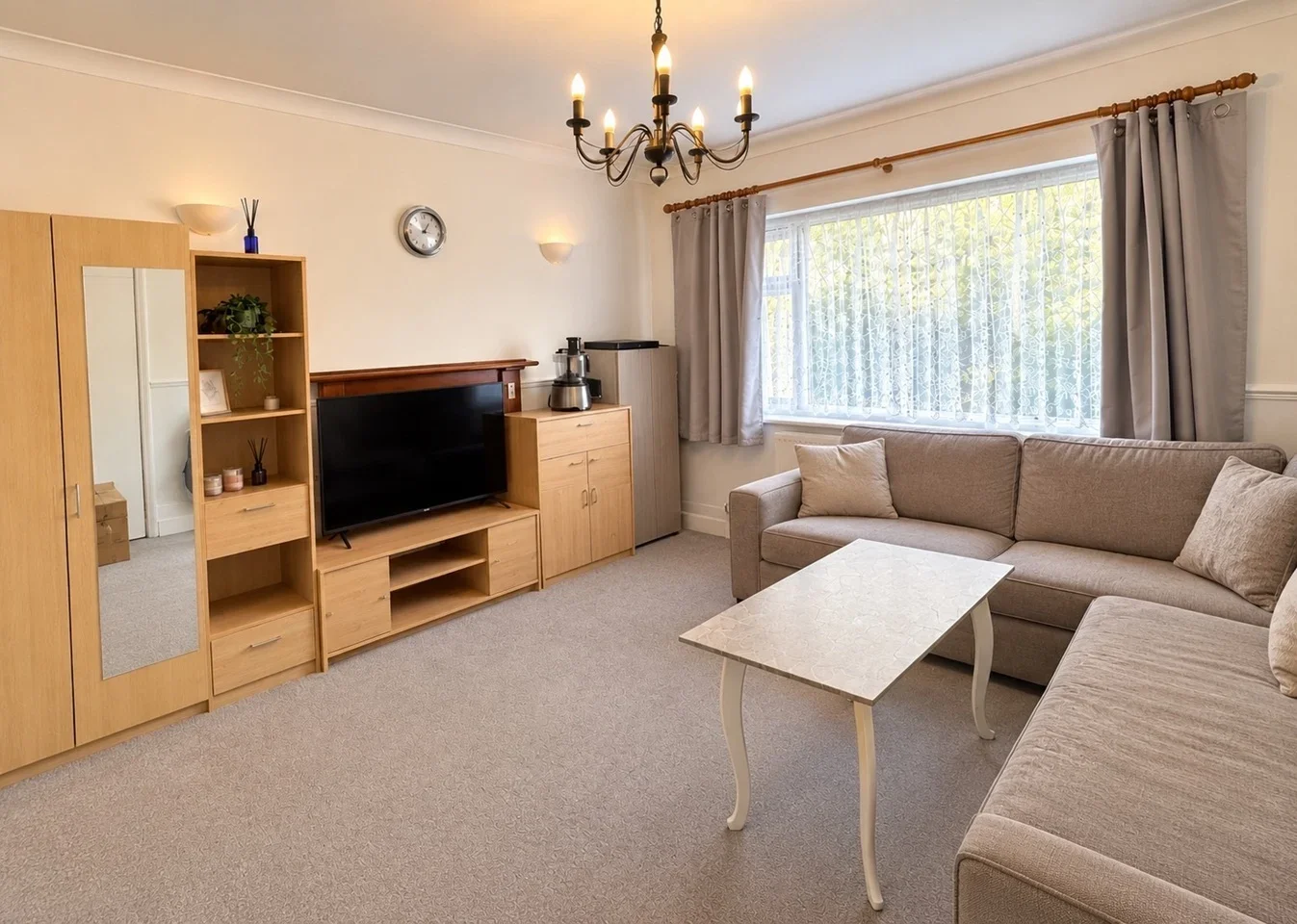 Flat Glebe Court in Greater London