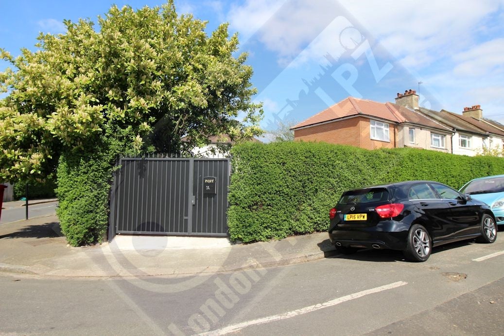 Flat Berry Way in Greater London