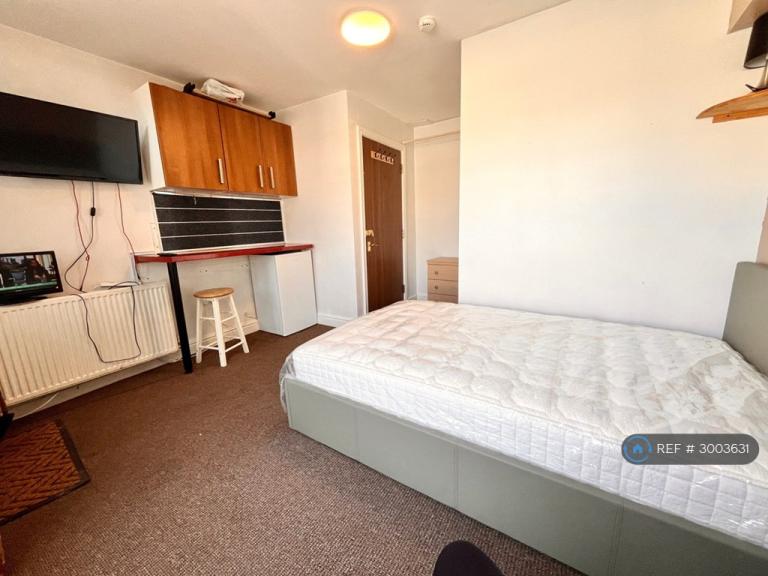 Room Stourbridge Road in Brierley Hill